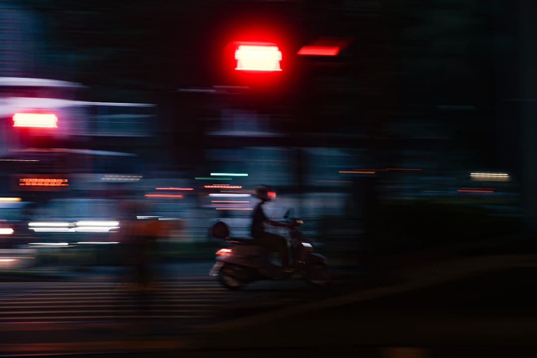 具俊晔现身大S墓地 坐旁边为其修图 深情守护引发感动
